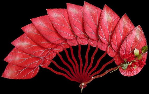 Vintage-inspired fans Bridal fans: Timeless accessory with modern appeal