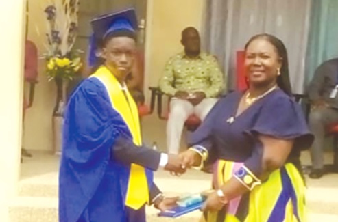 Esi Dugan, the Administrator of the Akosombo VRA School, presenting a prize to one of the graduates Esi Dugan, the Administrator of the Akosombo VRA School, presenting a prize to one of the graduates