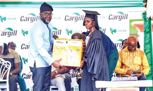Max Essoh Latte (left), the Managing Director of Cargill, presenting some start-up kits to Portia Dapaah, one of the beneficiaries, who pursued Wielding and Fabrication