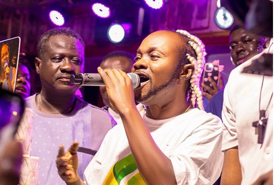 ET Akonor(left) with Lumba during a performance From mechanic shop to close bond –Lumba’s friendship with ET