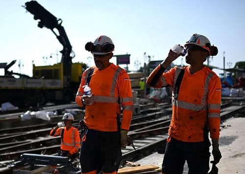 WHO warns of risks of extreme heat in the workplace