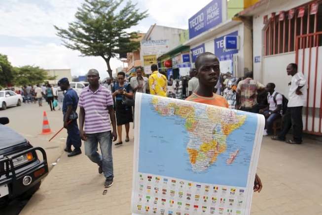 A vendor sells a map of Africa along the streets of Bujumbura, Burundi/April 24, 2015/REUTERS/Thomas Mukoya/File Photo