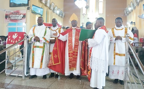 Rt. Rev. Felix Odei Annancy (middle), Bishop of the Koforidua Diocese of the Anglican Church, interacting with the newly ordained priests Rt. Rev. Felix Odei Annancy (middle), Bishop of the Koforidua Diocese of the Anglican Church, interacting with the newly ordained priests