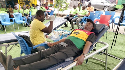 Abraham Boakye, President of GHANSU, donating blood at the event