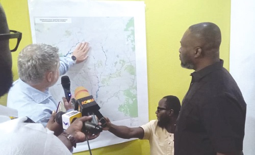 Bobby Russel (left), Senior Advisor, Inland Water Systems, Deltares, explaining details of the basin-level flood risk assessment to Kenneth Gilbert Adjei (right), Minister of Works, Housing and Water Resources