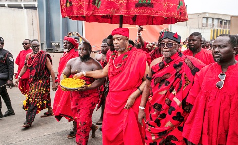 King Tackie Teiko Tsuru II (arrowed), Ga Mantse, sprinkling kpokpoi at the King Tackie Tawiah Royal Mausoleum in Tesano as part of the Maamε ritual marking the climax of the 2025 Ga Homowo Festival. Picture: DOUGLAS ANANE-FRIMPONG