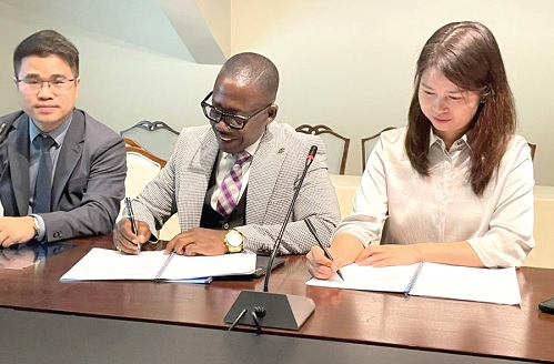 Prince Asare (middle), Executive Chairman of PKA, and Guo Ping (right), General Manager of Polyrocks, appending their signatures to the MoU. With them is Zou Pinchun (left), the Chairman of Sinovcle