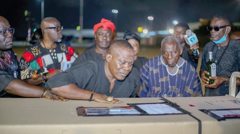 Okatakyie Nana Anim I (middle) with family members and sympathisers receiving the remains of Nana Gyan-Apenteng at the Kotoka International Airport