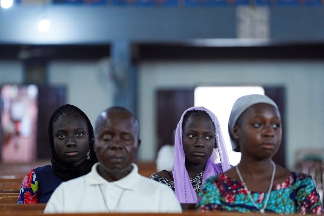  Worshippers attend an evening mass at St. Michael Cathedral on Bosso Road in Minna, Niger State, Nigeria, December 4, 2025. REUTERS/Marvellous Durowaiye