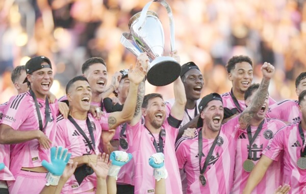 Players of Inter Miami celebrating with the trophy