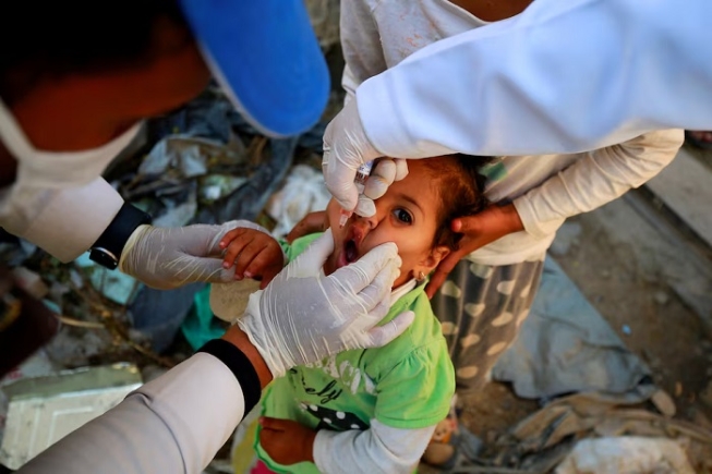 A girl receives a polio vaccine during a three-day immunization campaign in Sanaa, Yemen November 29, 2020. REUTERS/Nusaibah Almuaalemi