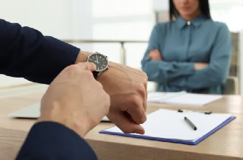 Worker fired from her job for turning up 40 minutes early 