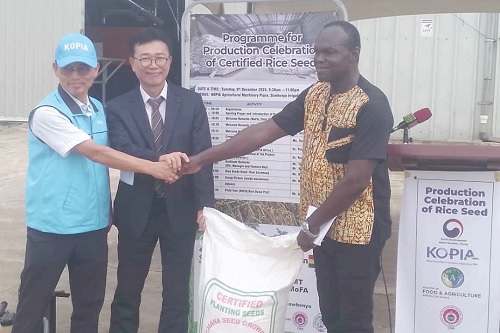 Dr Young Jim Kim (left) handing over a sample of the new certified rice seed to Solomon Ansah (right), the Director of Crop Services at the Ministry for Food and Agriculture. Looking on is Dr Young Joo Seoul, the KOPIA Africa Director