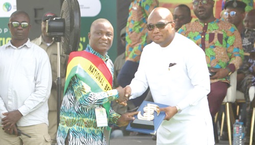 Samuel Okudzeto Ablakwa (right), Minister of Foreign Affairs, presenting the award to Dr Jerry Asalma Nboyine, CSIR-SARI Research Scientist at the event