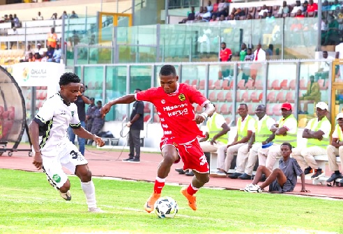 Kotoko’s Peter Amidu gains control of the ball during a tussle with Dreams FC’s Mohammed Shaban during yesterday’s game