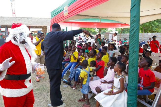 Cwesi Oteng, a gospel artiste entertaining the children.