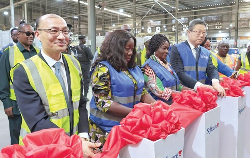 Prof. Naana Jane Opoku-Agyemang (3rd from left), Vice-President; Elizabeth Ofosu-Adjare (2nd from left), Minister of Trade, Agribusiness and Industry; Tong Defa (left), Ambassador of the Republic of China, and Shen Yanchang (right), Chairman, Softcare Company Ltd, unveiling some of the sanitary pads