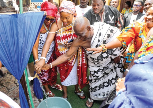 Naa Amorkor Shikafutru (2nd from left), Asere Amartse We Manye, being assisted by Nii Amakai lll (3rd from left), Asere Dzaasetse, and Naa Kooley Tsuikpakpa l (left), Asere Noyaa Manye, to commission the project. Picture: ELVIS NII NOI DOWUONA 