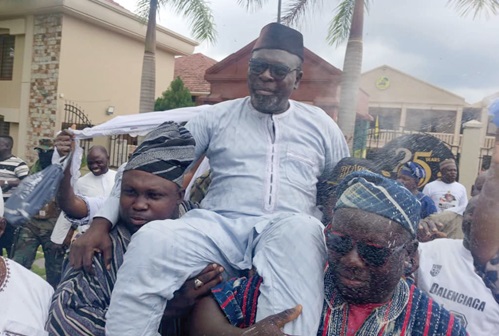 Alhaji Sanusi Mohammed, the new Kyebi Zango chief,  being carried by the town folk