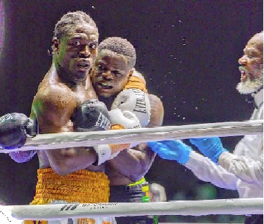  Jonathan ‘Worldwide’ Tetteh clinches to Seth ‘Macbones’ Gyimah during the fight