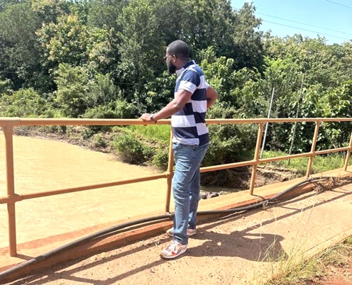 Our reporter observing the level of pollution of the Red Volta