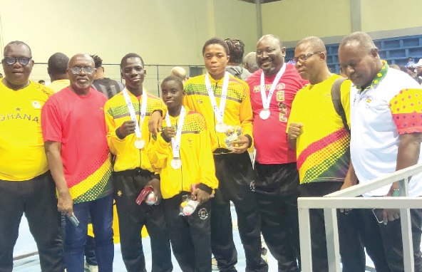 GOC President Richard Akpokavie (2nd right) with some of the medal winners and officlals