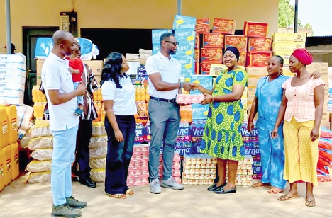 Kwasi Appiah (middle) Principal Corporate Affairs Officer of GNPC Explorco, presenting the items to Saratu Suleimana (3rd from right), Acting Supervisor, Tamale Children’s Home