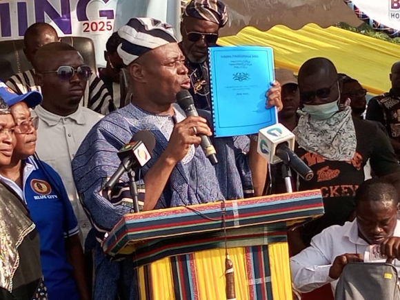 Yussif Sulemana,  Deputy Minister for Lands and Natural Resources unveiling  the 5-year development plan for the area.