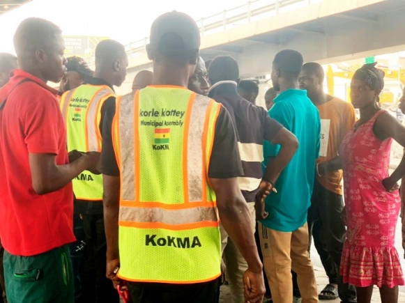 Some of the squatters gathered around some officials of KoKMA