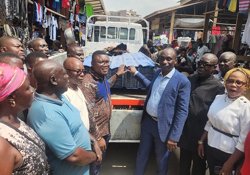 Jefferey Boakye-Yiadom (3rd from right), Chairman of the Secondhand Clothing Dealers Association, presenting the items to Aikins Boakye Mensah (4th from left), Executive Member of the Kantamanto Disaster Interim Management Committee 
