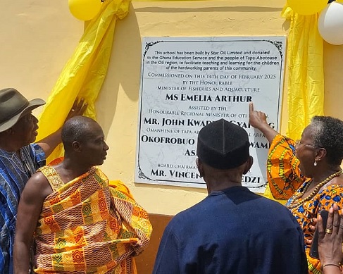 From right: Emelia Arthur, Minister of Fisheries and Aquaculture, John Kwadwo Gyapong, Okofrobuo Baffour Kwame Asante II, Omanhene of Tapa Traditional Area, and Torgbui Kaledzi Xornametor unveiled the plaque to inaugurate the block  