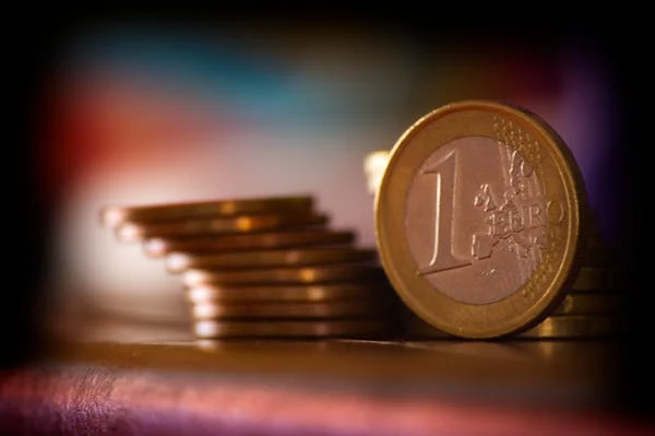 Investing vs. saving: which one is better for your future?