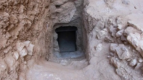 The entrance to the tomb of King Thutmose II, who ruled three-and-a-half thousand years ago The entrance to the tomb of King Thutmose II, who ruled three-and-a-half thousand years ago