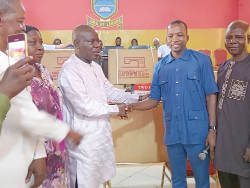 Ibrahim Nantomah (2nd from right), Leader of the year group, handing over the machines to Dr Sulemana Iddrisu (left), the Principal of TACE Ibrahim Nantomah (2nd from right), Leader of the year group, handing over the machines to Dr Sulemana Iddrisu (left), the Principal of TACE