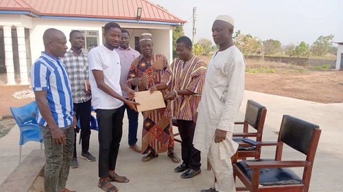 Balija Gmakuwuba Joel (3rd from left), representative of the philanthropist, presenting the cash to Yaw Safo (2nd from right), District Districtor of Education Balija Gmakuwuba Joel (3rd from left), representative of the philanthropist, presenting the cash to Yaw Safo (2nd from right), District Districtor of Education