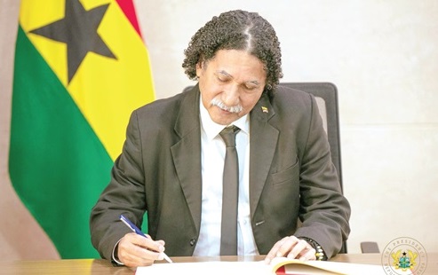 Citizen Jesús Albert Garcia, Ambassador  of the Bolivarian Republic of Venezuela, signing the Credentials Register 