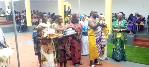 The diaspora group led by Diallo Sumbry presenting some items to the paramountcy at the engagement The diaspora group led by Diallo Sumbry presenting some items to the paramountcy at the engagement