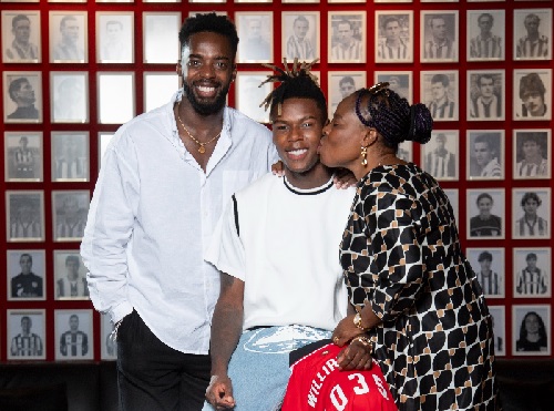Nico Williams together with his brother Iñaki Williams and their monther María Arthuer after signing the contract Nico Williams together with his brother Iñaki Williams and their monther María Arthuer after signing the contract
