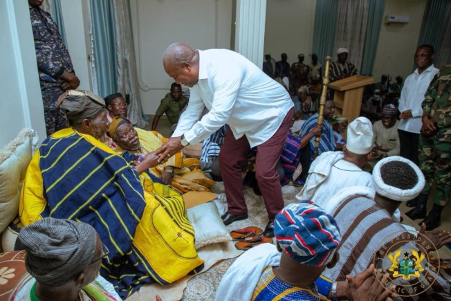 President Mahama commends Nayiri for his statesman role in Bawku peace efforts
