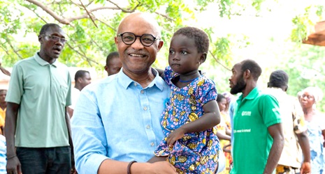 Osama Makkawi Khogali, UNICEF Representataive in Ghana, with a child from Kpatalidzakope, Island Community