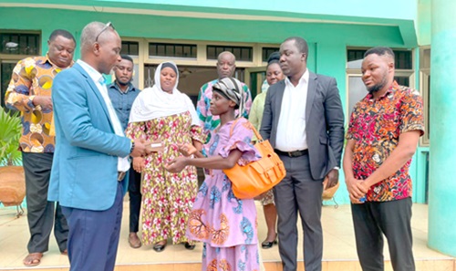 Eric Sey (left), Ga East Municipal Director of Education, presenting a cash donation to Gloria Owusu Boateng (right), sister of the crush victim Eric Sey (left), Ga East Municipal Director of Education, presenting a cash donation to Gloria Owusu Boateng (right), sister of the crush victim