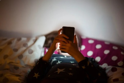 Kids who used smartphones before age 13 faced sleep disruptions, cyberbullying and negative family relationships, according to a new study. Elva Etienne/Moment RF/Getty Images Don’t give children under age 13 smartphones, new research says