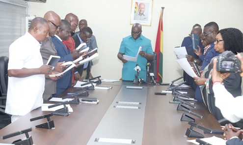 Eric Opoku (middle), Minister of Food and Agriculture, swearing in the board members of the Buffer Stock Company in Accra. Picture: SAMUEL TEI ADANO