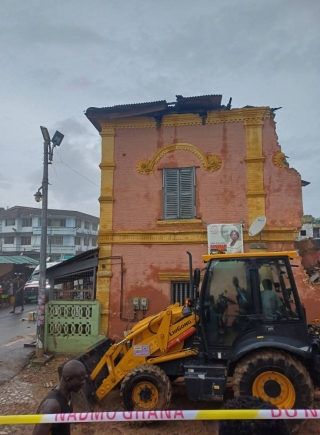 Building collapses at London Bridge in Cape Coast and traps 5 people, 2 feared dead