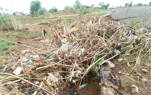 A heap of rubbish on the Kanvili-Kpawumo road A heap of rubbish on the Kanvili-Kpawumo road