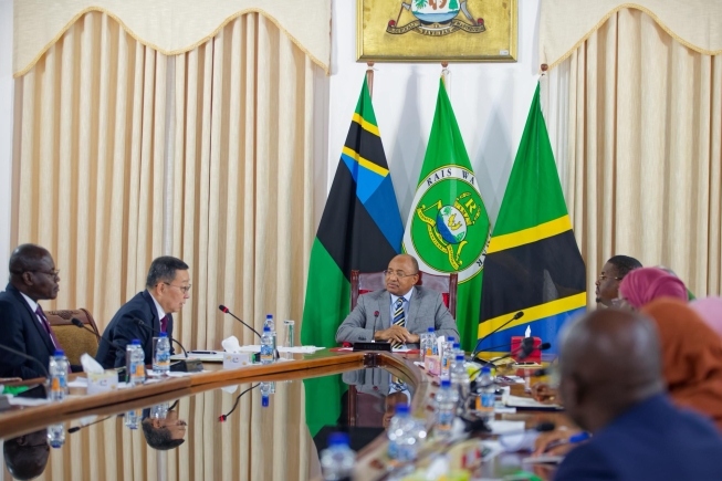 President of ARSO, Professor Alex Dodoo leads President of the ISO, Dr. Sung Hwan Cho to meet the President of Zanzibar and Chairman of the Revolutionary Council, His Excellency Dr. Hussein Ali Mwinyi, at the State House in Zanzibar.