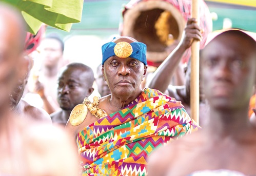 Daasebre Otuo SirIboe II, Juabenhene, arriving at the durbar