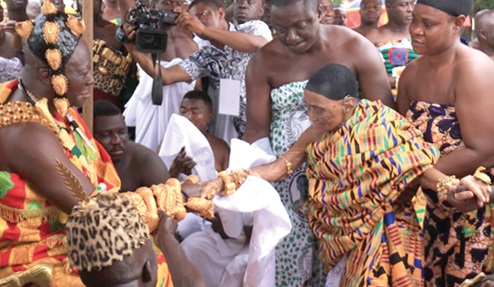 Otumfuo Osei Tutu II exchanging pleasantries with Nana Konadu Yiadom III, the Asantehemaa