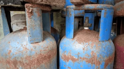 Public cautioned against repainting rusty gas cylinders Fire Officer cautions public against repainting rusty gas cylinders