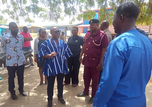 Prof. Ransford Gyampo (2nd from left) interacting with some freight forwarders at the Paga border during the visit Prof. Ransford Gyampo (2nd from left) interacting with some freight forwarders at the Paga border during the visit
